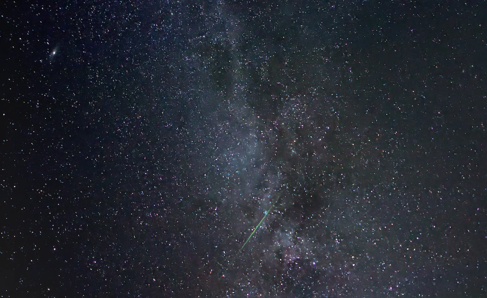 Leonid meteor in Milky Way