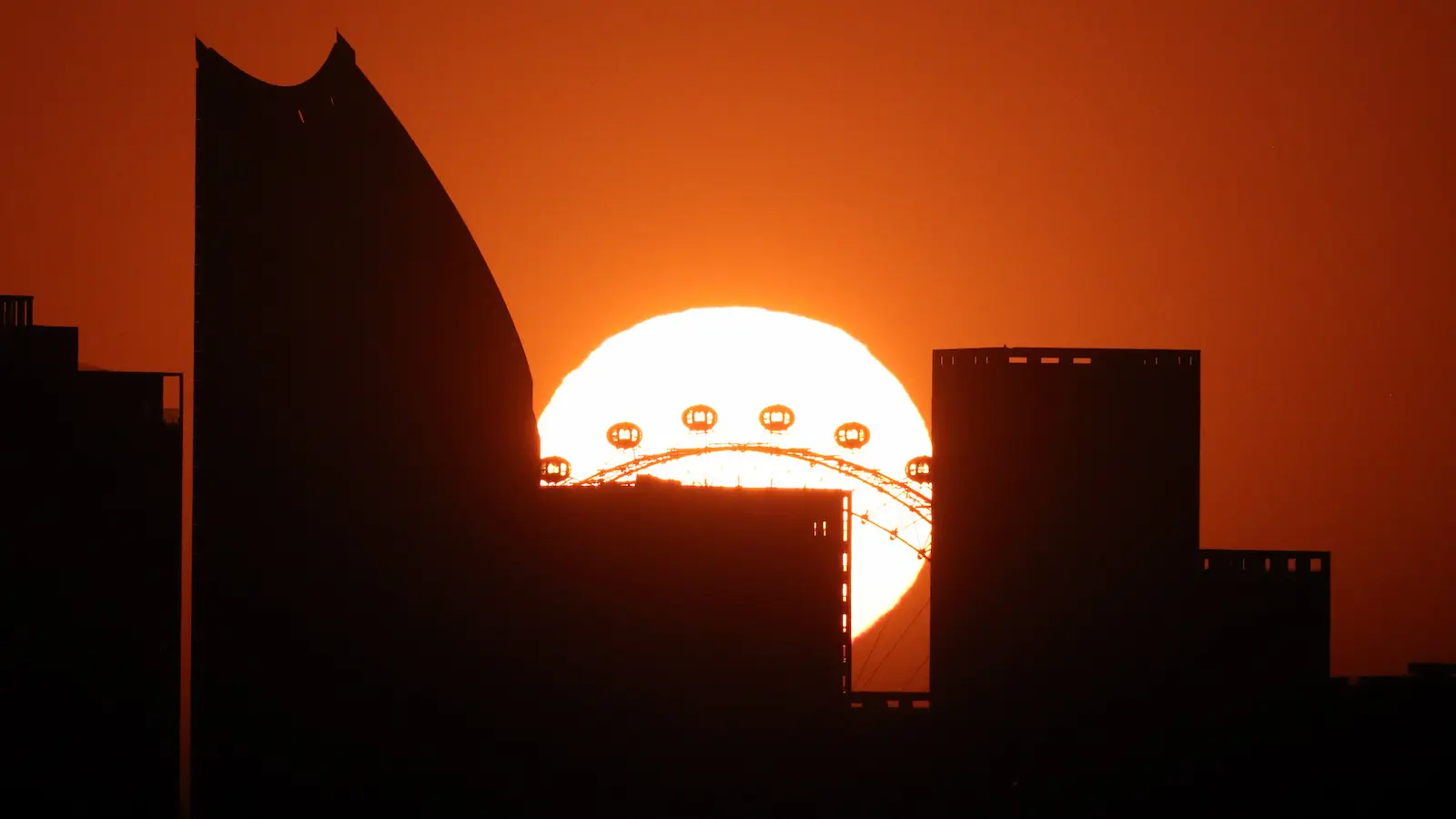 Sun dives behind London Eye solar alignment